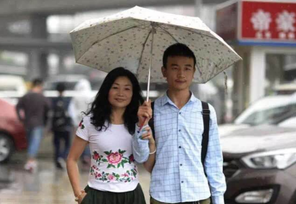 所以在高中毕业后,考不上大学的他,没有选择复读,而是到大城市去打工