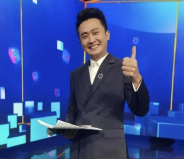 年出生在辽宁铁岭的一个文艺气息浓郁的家庭,父母都是文艺圈子里的人