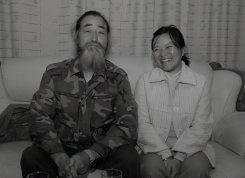 1994年,一位工人倾家荡产找野人,三任妻子离他而去,他说不后悔