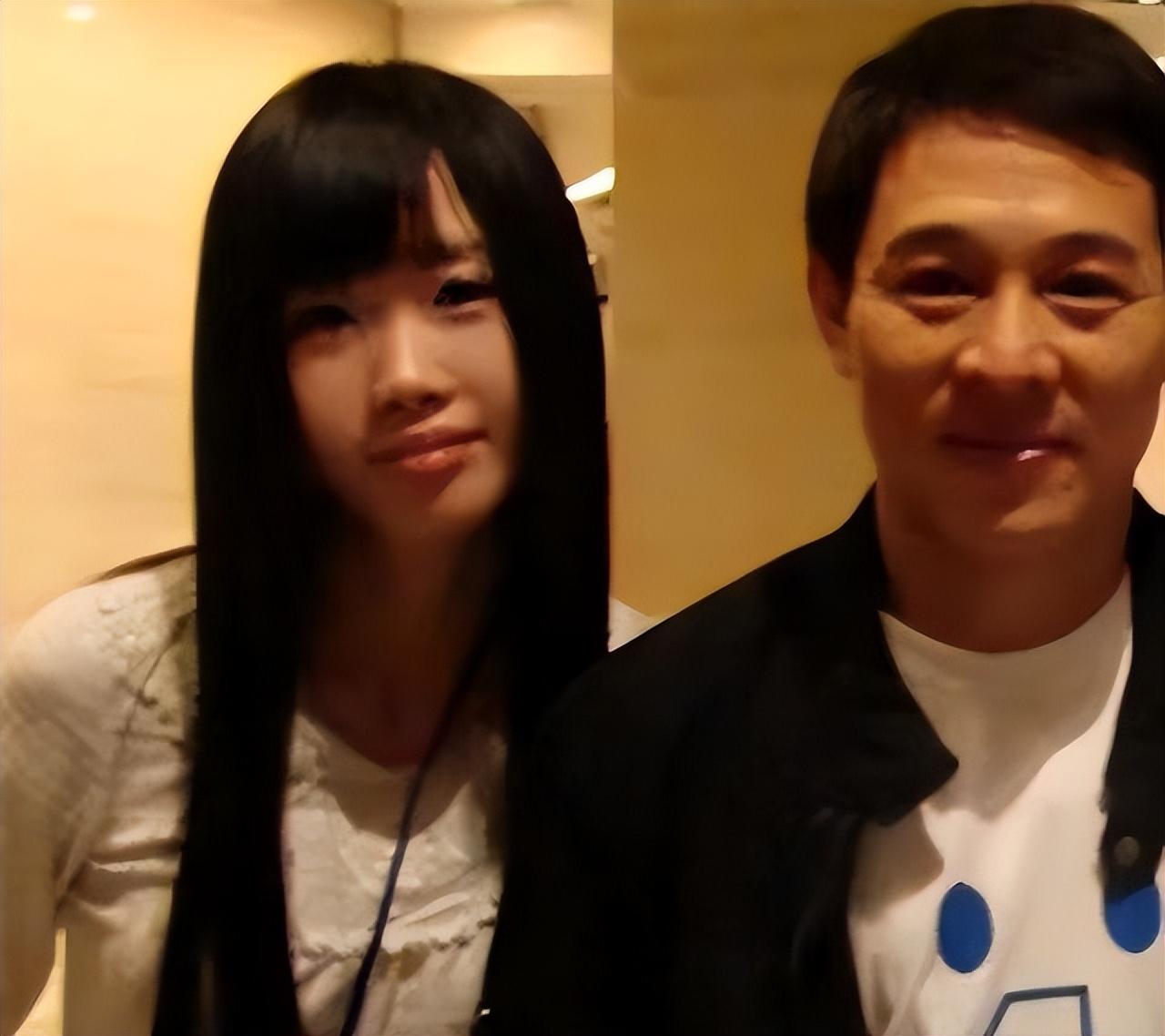 李连杰作为武打演员,曾经出演的黄飞鸿令无数观众印象深刻,也成为一代