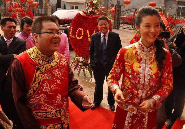 回顾:前山西首富曾花5千万娶女明星,却败光百亿家产,今成老赖