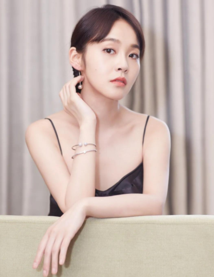 回顾张佳宁:撮合亲妈再婚,20年不原谅生父,张晓龙拿她当亲女儿