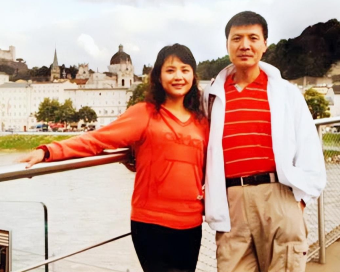 当时茹萍已经在演艺事业上有了一定的成绩,她的父亲是著名画家奚天鹰