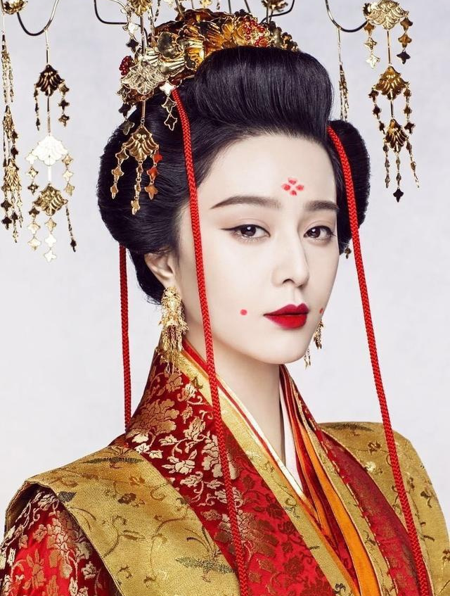 李隆基在位期间励精图治,但晚年宠爱杨贵妃无心朝政,导致朝堂混乱