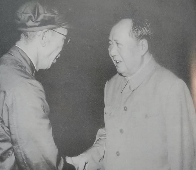 见到梁兴初手持一根细竹竿,在花园假山池边追逐嬉戏的儿子们