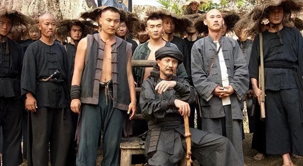 女匪映山红:1952年杀了老公逃进深山,82年被发现死在财宝洞中