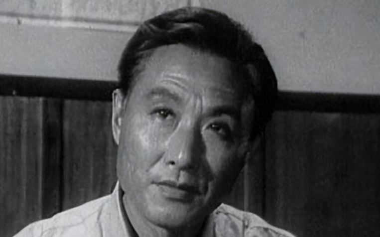 这个原名赵侠生的山东男孩儿就把自己的一生奉献给我国的艺术行业