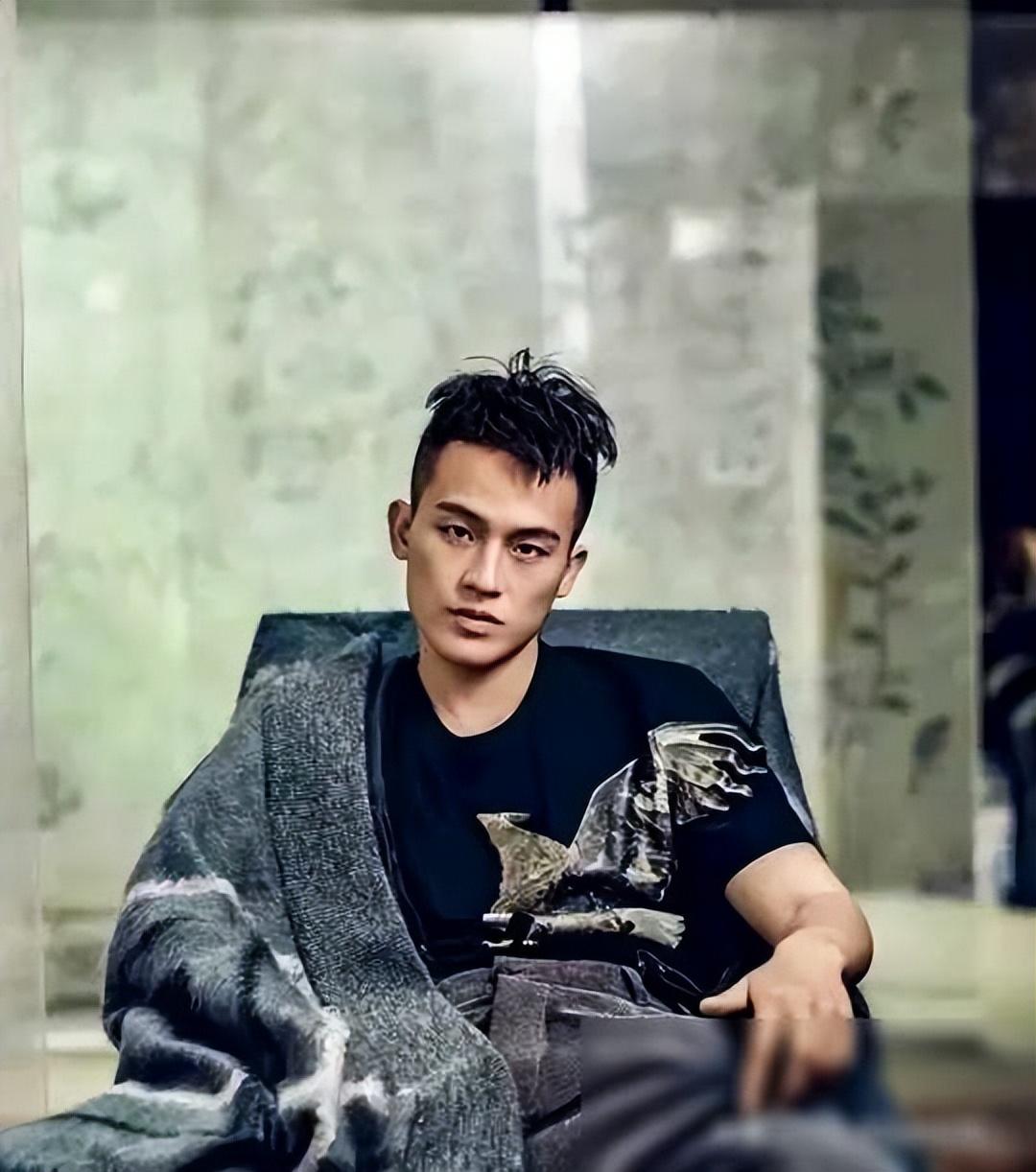 快乐男声欧豪现在属于90后当中比较红火的,有颜值有演技!