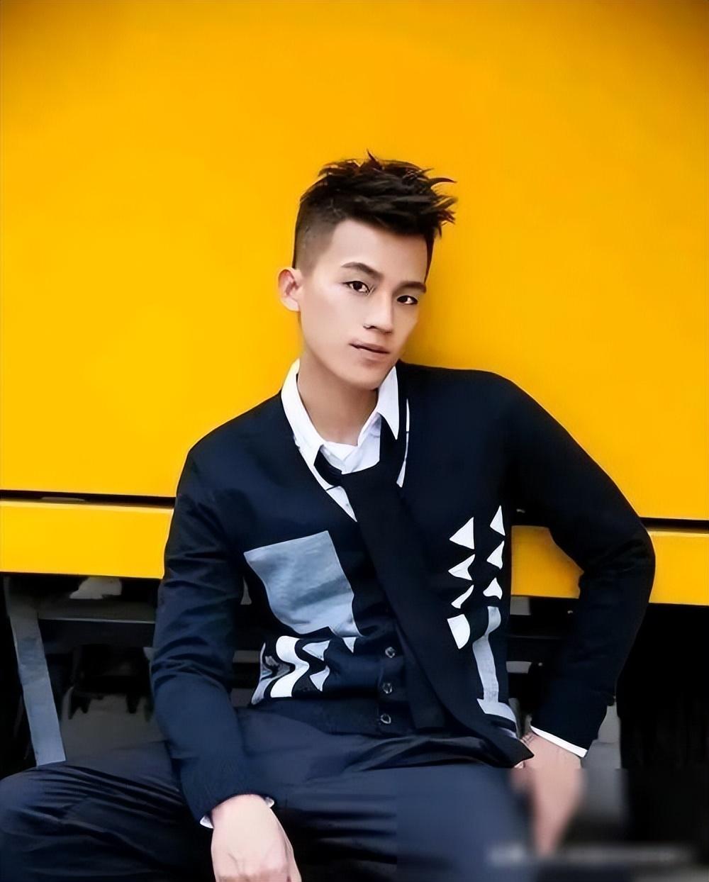 快乐男声欧豪现在属于90后当中比较红火的,有颜值有演技!