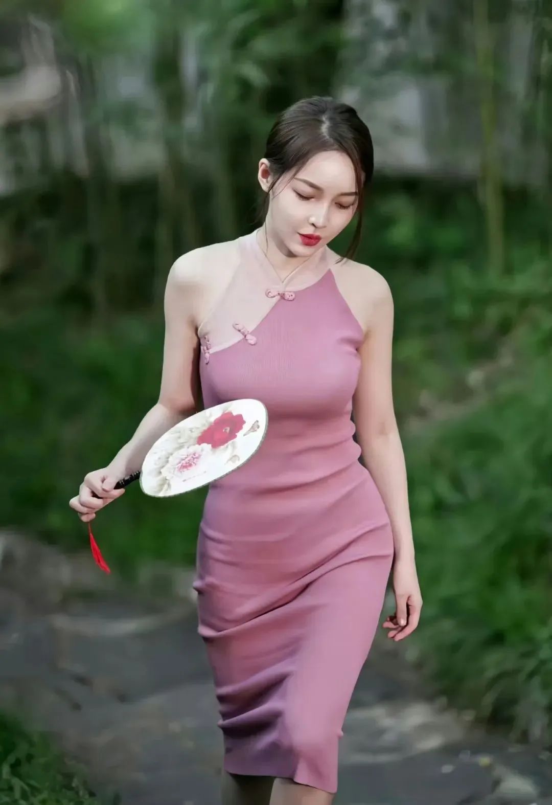 台球美女裁判王钟瑶,穿上旗袍简直太美了,身材真的好,臀部好看