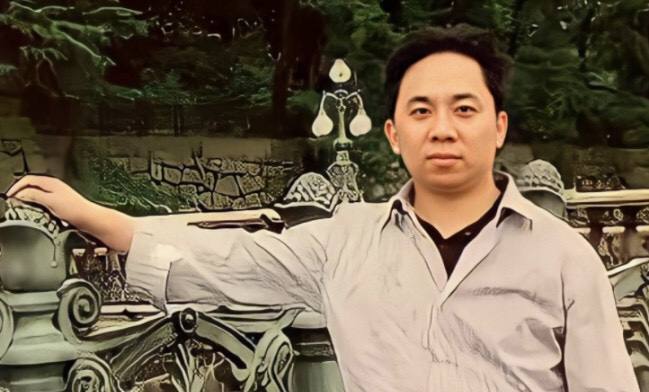 17岁,当别人家的孩子埋头苦读时,徐翔摆脱老师的管束,翻墙逃课.