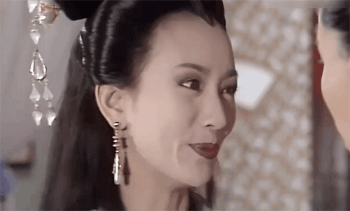 69岁赵雅芝对比60岁叶童,自然老去跟医美老去的差距,一目了然!