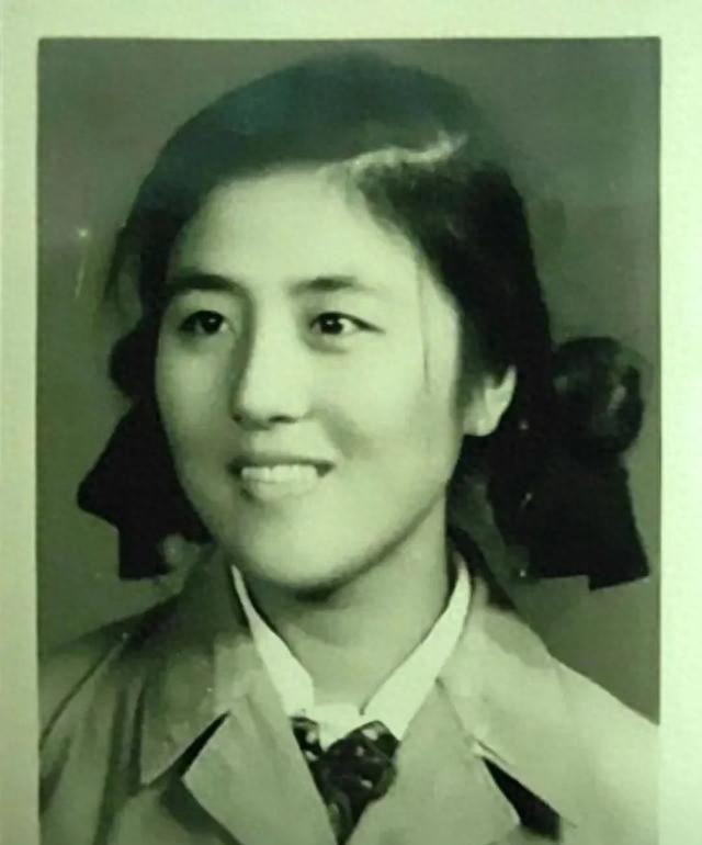 1949年,梁兴初的结婚照,妻子任桂兰高颜值,四个孩子,家庭幸福