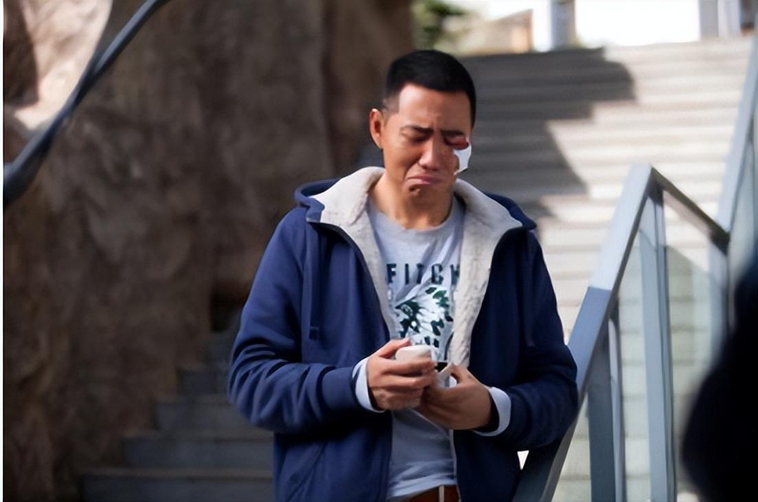 回顾谷智鑫:34岁拍戏坠马瘫痪,女友照顾他8年未办婚礼成遗憾