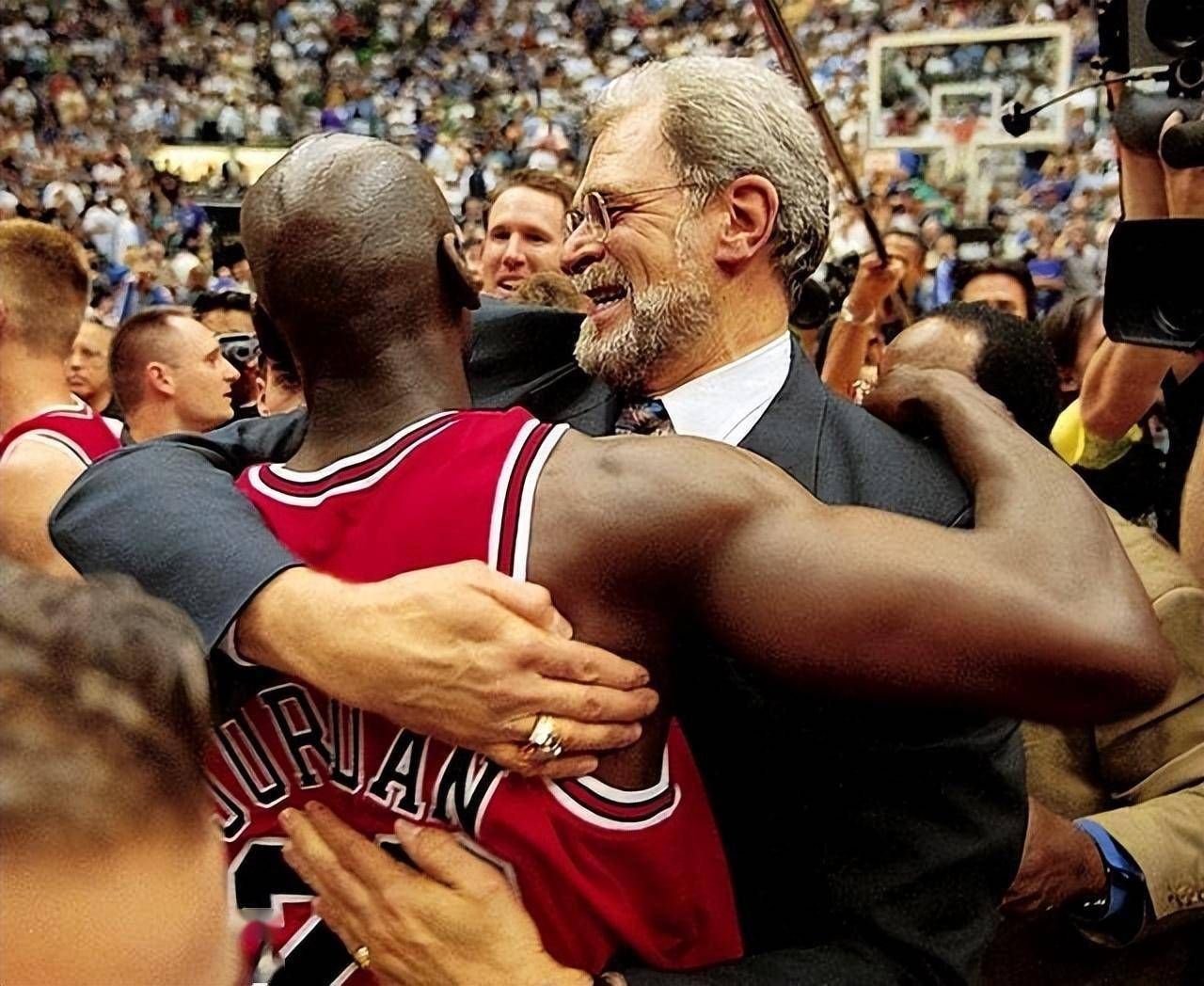 正是手握13个冠军戒指的传奇教练菲尔·杰克逊