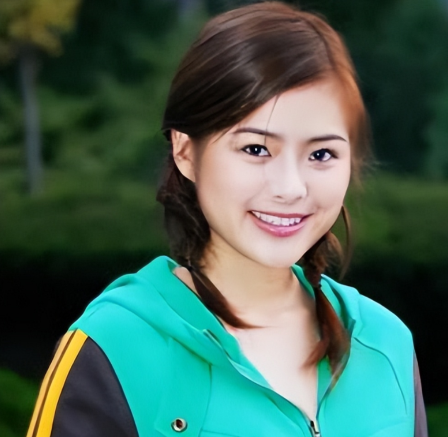 回顾陈辰:嫁给小2岁歌手余笛,41岁为夫生子,结婚11年过得如何