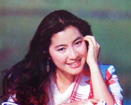 1981年,她凭借着《长辈》这部影片,成功地拿下了第一届香港金像奖的