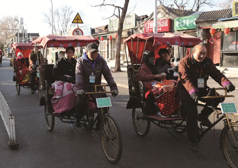 安老爷子至今蹬了快40年的三轮车,俨然是北京三轮车夫界的"扛把子"