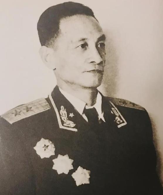 被红军活捉的张辉瓒,三位部下成将军,三名子女解放后功成名就