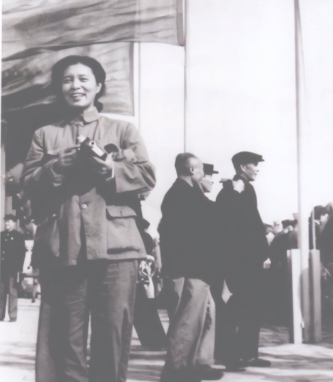 龚澎逝世三年后,乔冠华找到女儿,嗫嗫嚅嚅地说道:我想找个伴儿