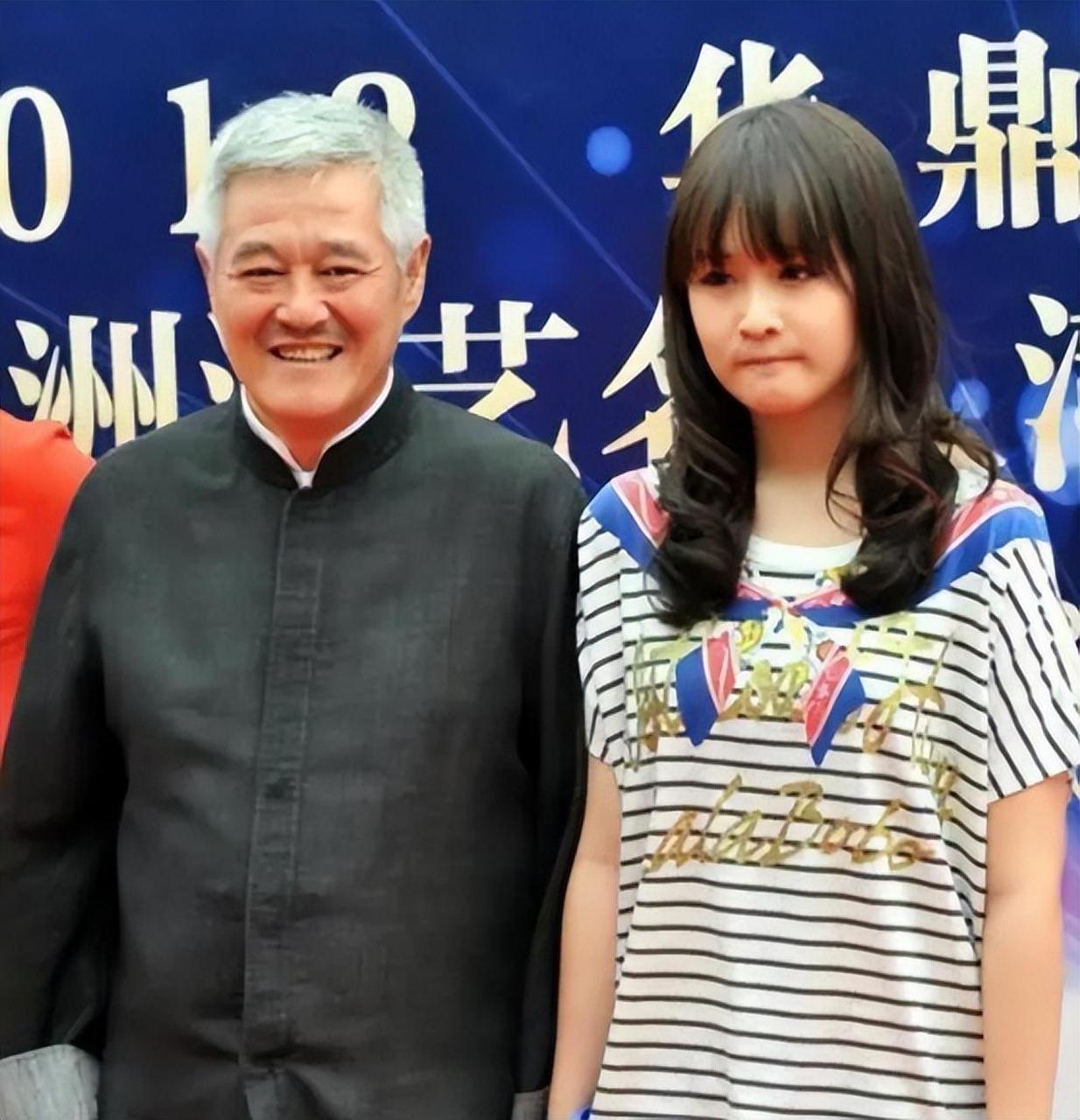 与妹妹赵一涵(球球)截然不同,球球炫富言行引争议,学业不佳却受父亲