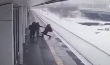 三人高铁站台打闹，一半的身体都卷进去了（GIF）