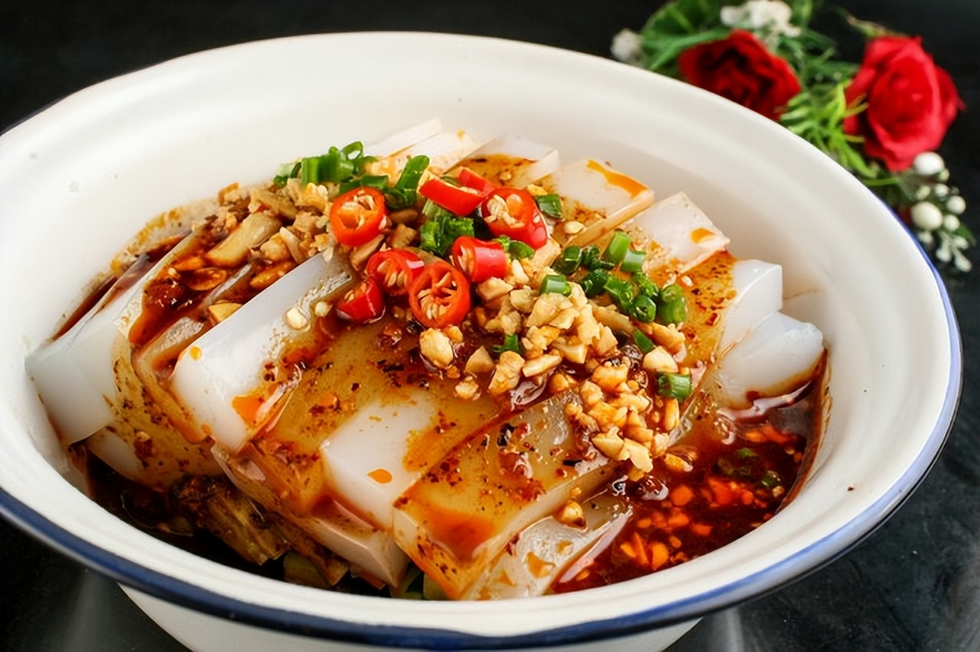 其中,川北凉粉,保宁蒸馍,张飞牛肉等十大名小吃各具特色,深受食客喜爱