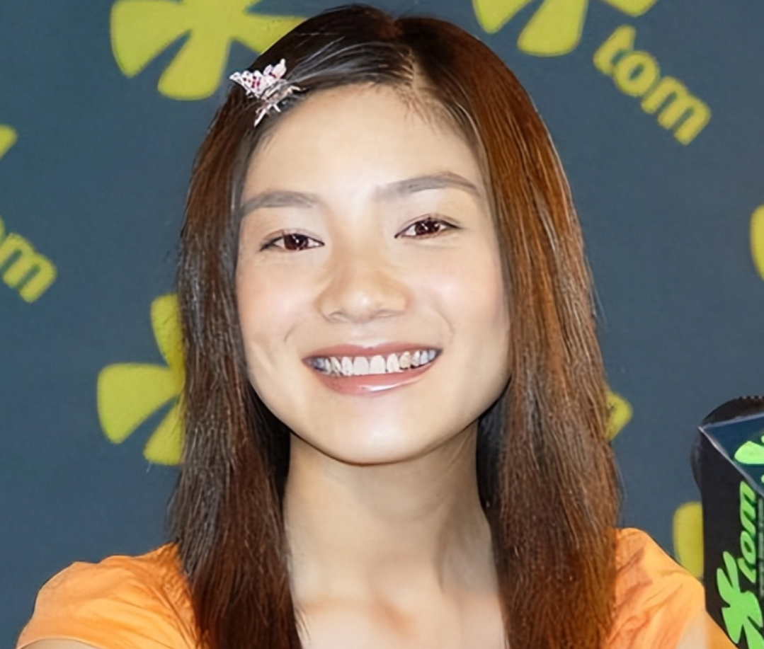 回顾陈辰:嫁给小2岁歌手余笛,41岁为夫生子,结婚11年过得如何