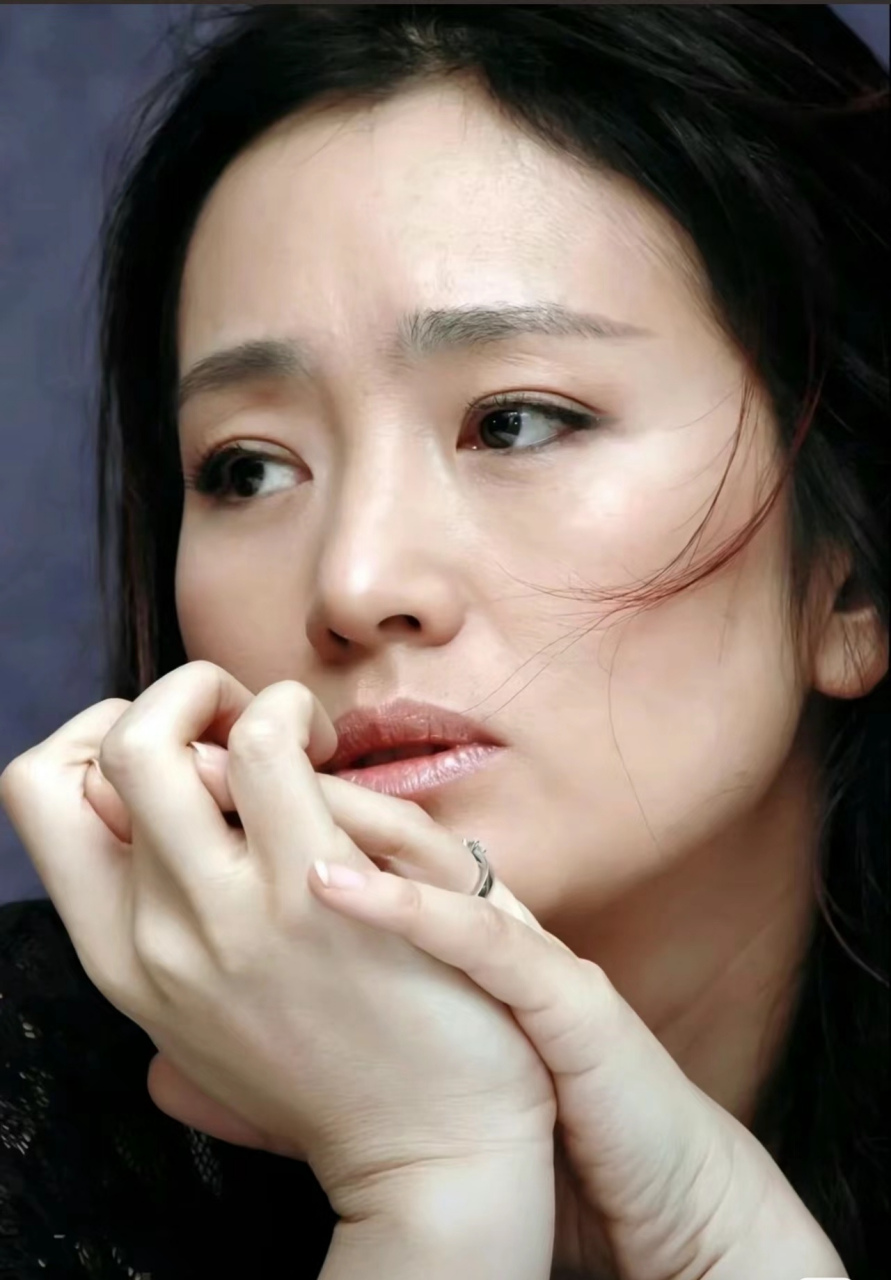 巩俐年纪大了,虽然没有皱纹,但是苦相出来了,面相变了,你看是不是这样