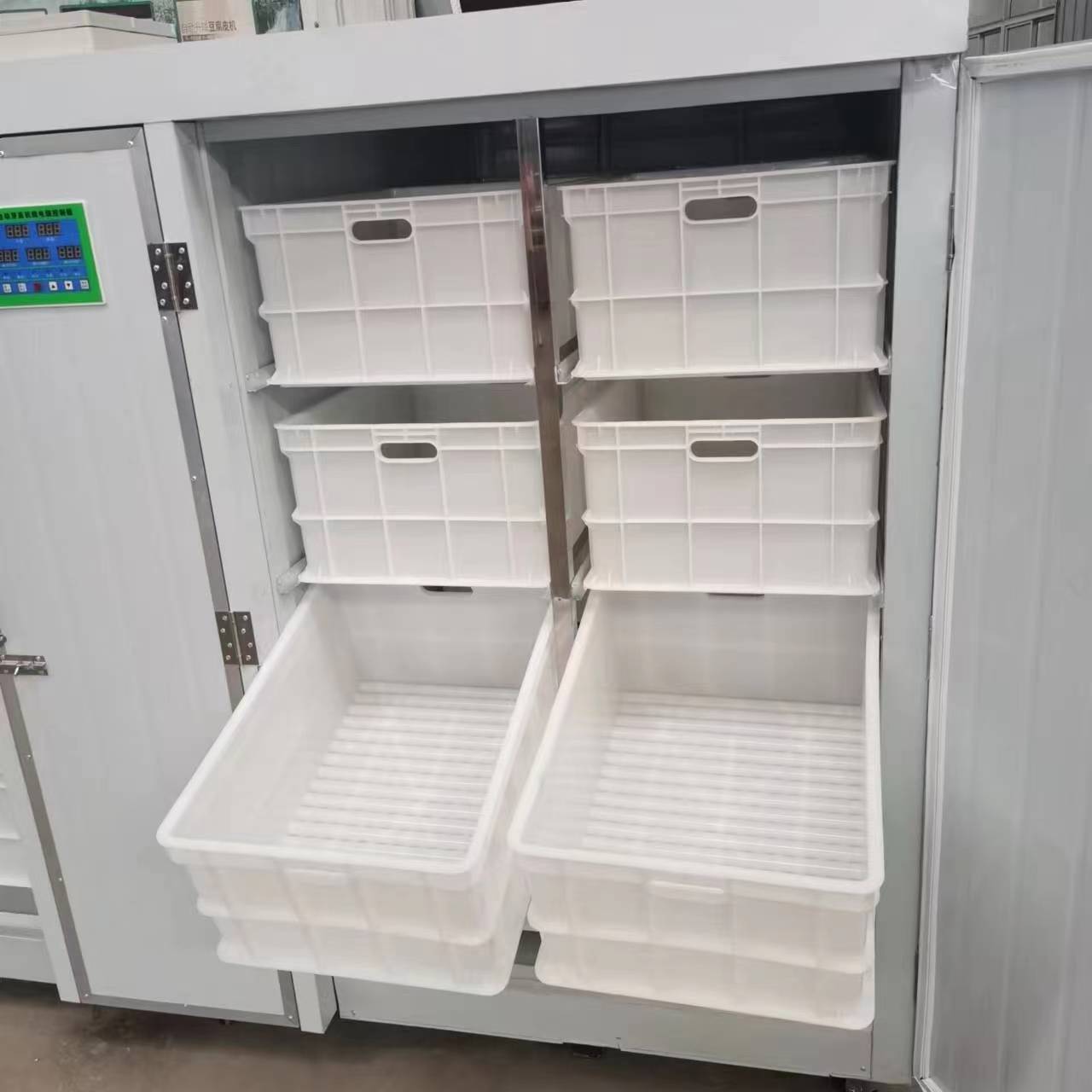 全自动豆芽机是把豆芽生长过程中控制在恒温,恒湿环境中生长,只要有水