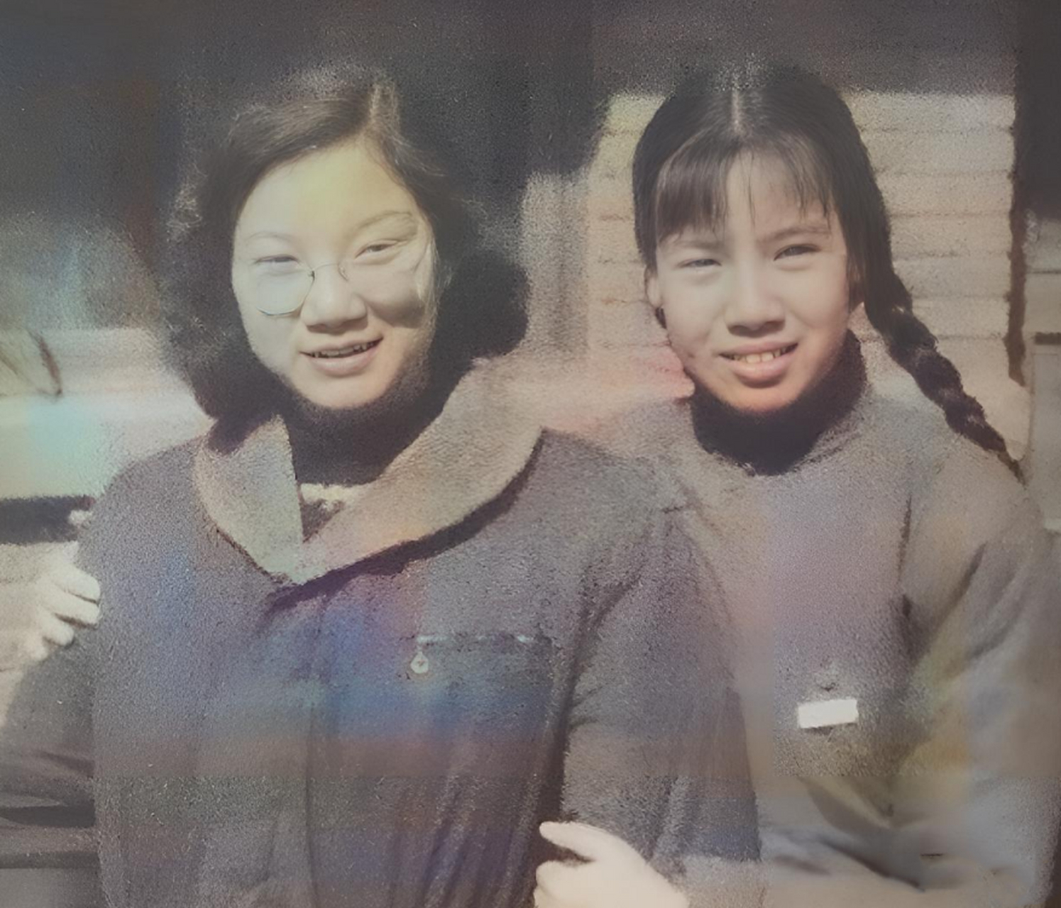 刘思齐和邵华这对姐妹,她们的母亲是张文秋这位革命老人.