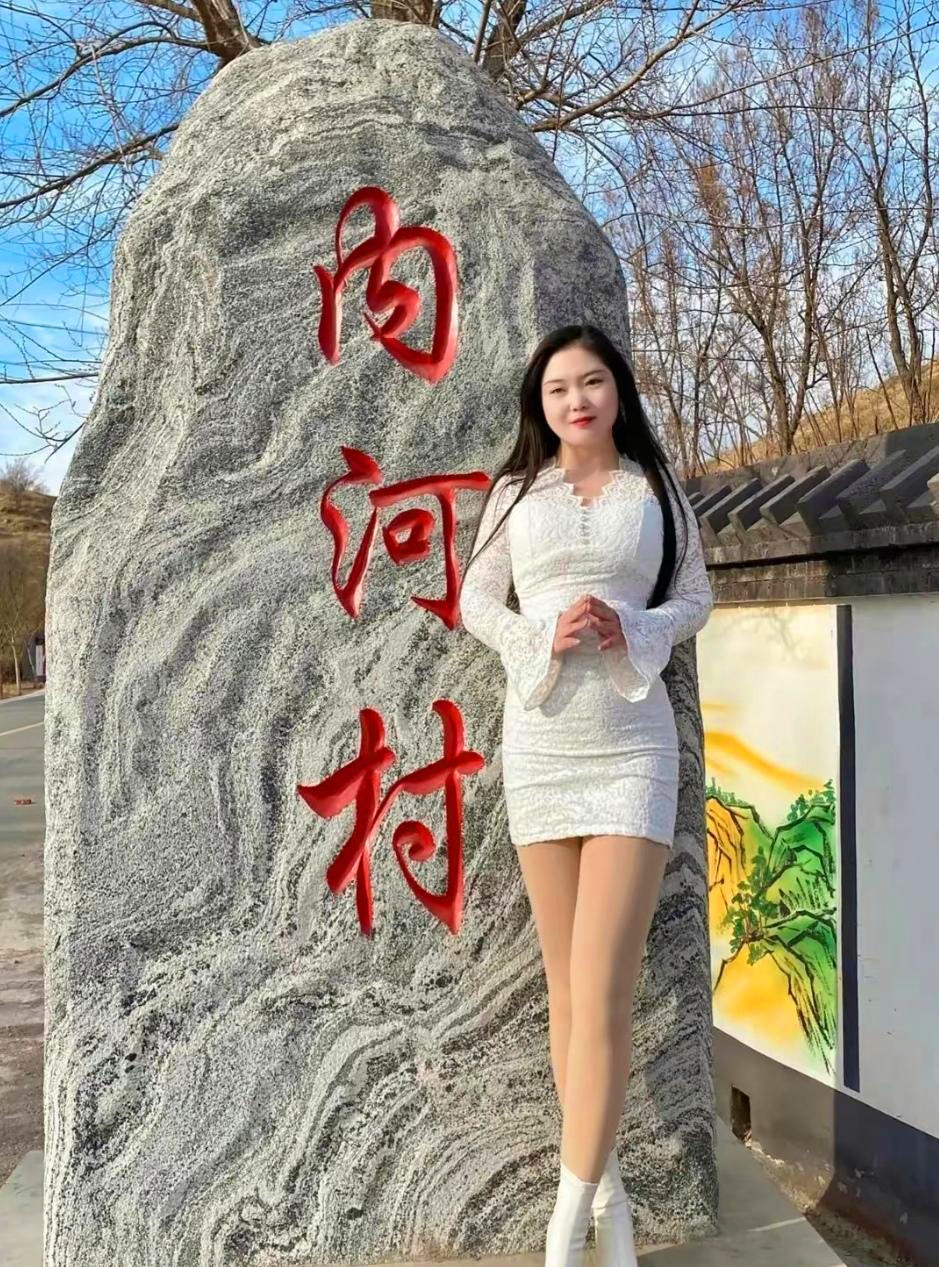 刚从从大城市回来的我,在老家村口的留影纪念