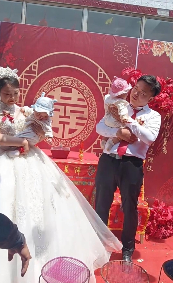 新郎新娘各抱一个小宝宝,真双喜临门啊!