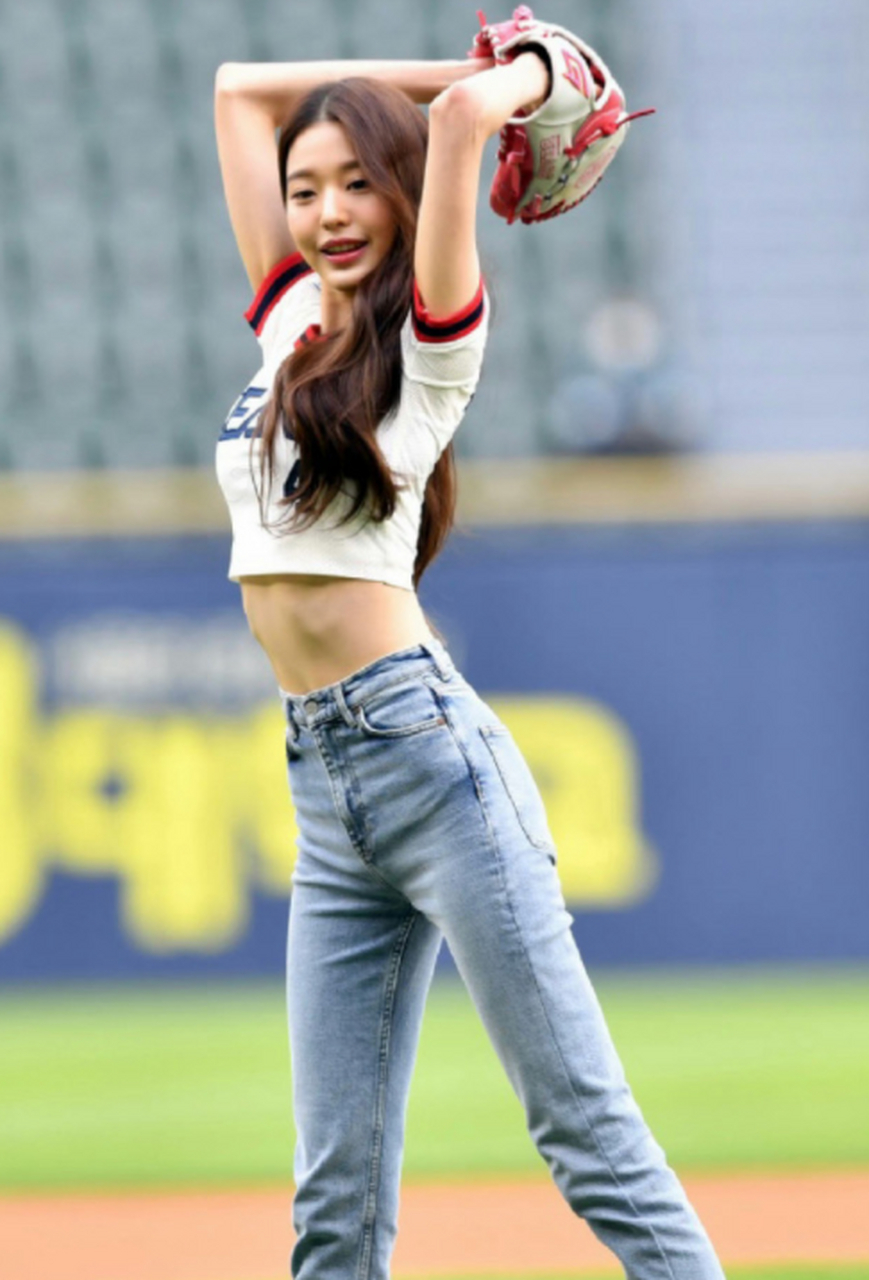 张元英紧身牛仔裤,更显腿长!