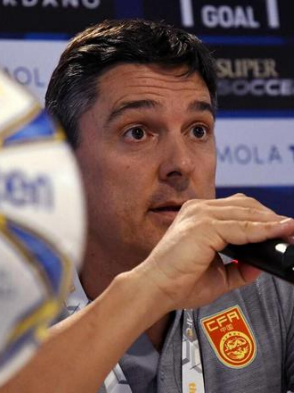 足球报》透露,中国足协计划未来各级国家队主帅均为外籍教练,安东尼奥