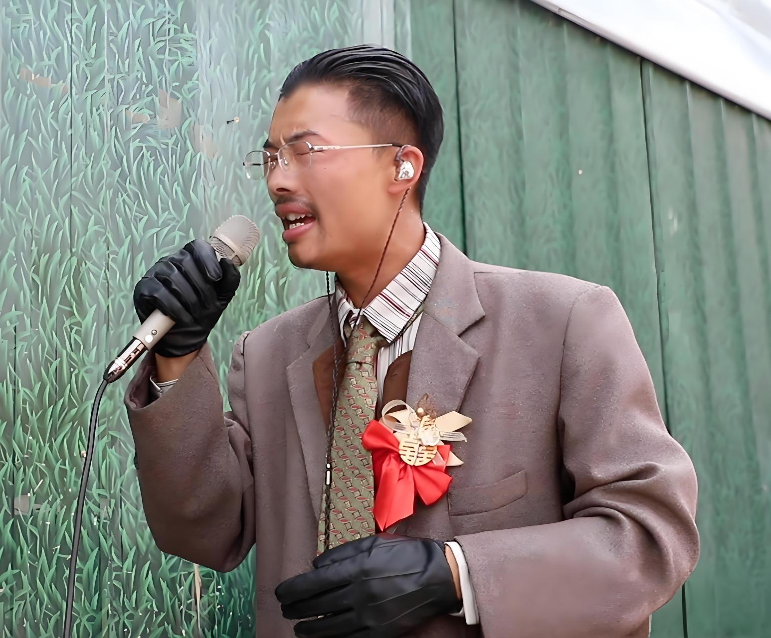 郭有才乃是一位凭借在菏泽南站直播翻唱《诺言》而骤然走红的网络红人