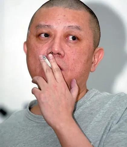 王朔曾经是最有人气的作家,后来被封,跑到美国躲债,住在朋友沈群家里
