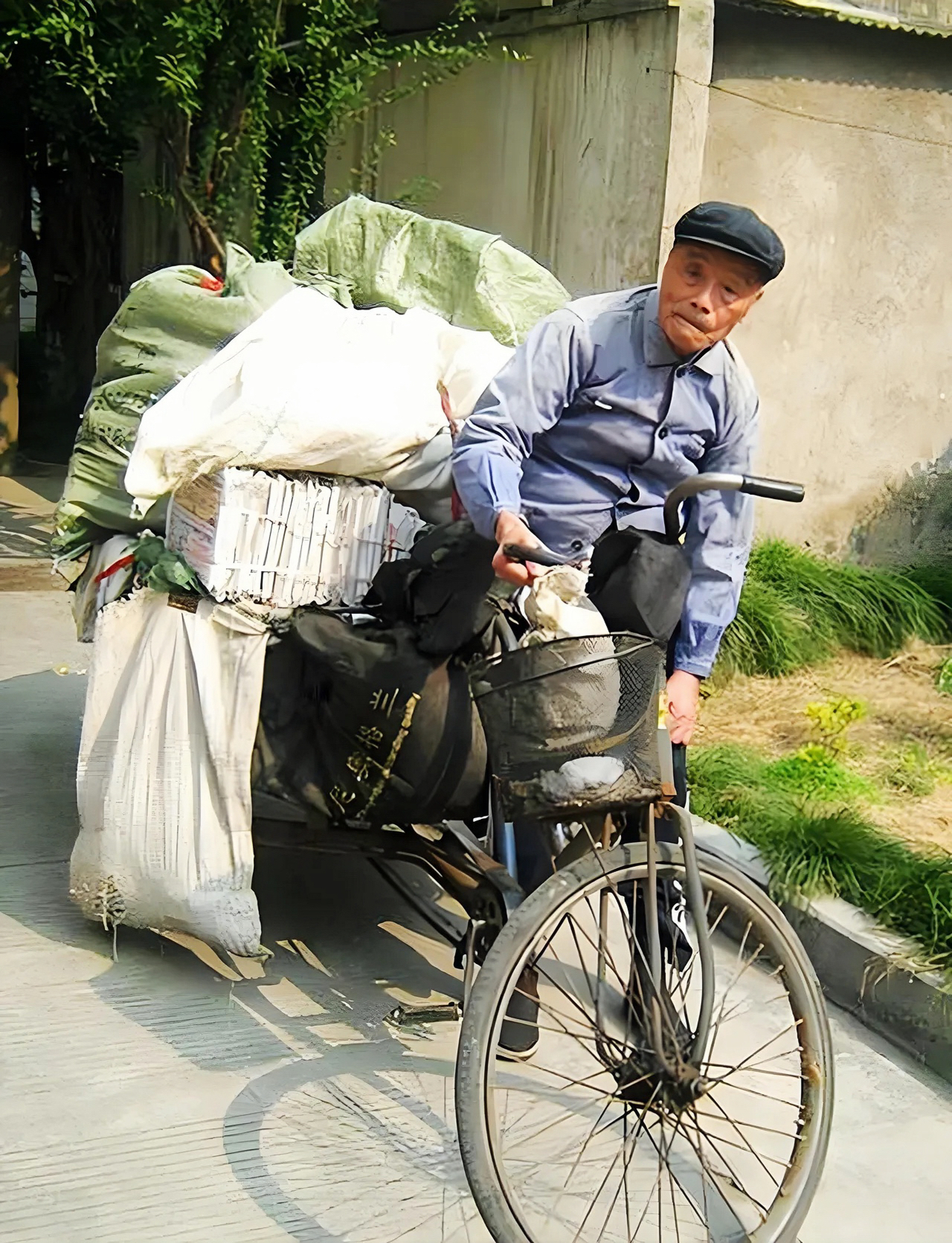 他曾是"飞虎队"中的王牌,一朝入狱21年,后来靠蹬三轮为生