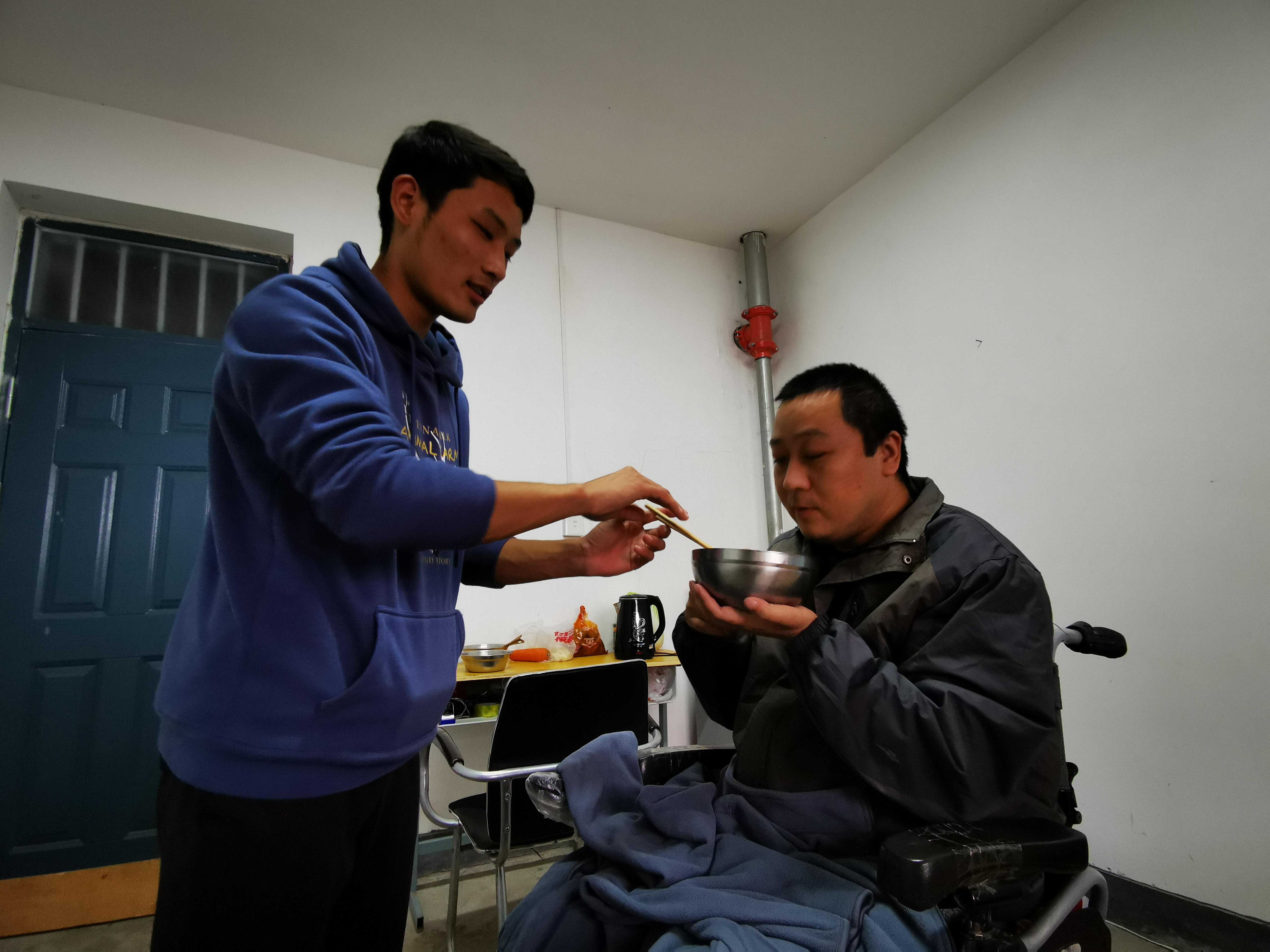 影片根据甘肃中学生李勇的真实事迹改编,讲述了一个山区孩子在逆境中