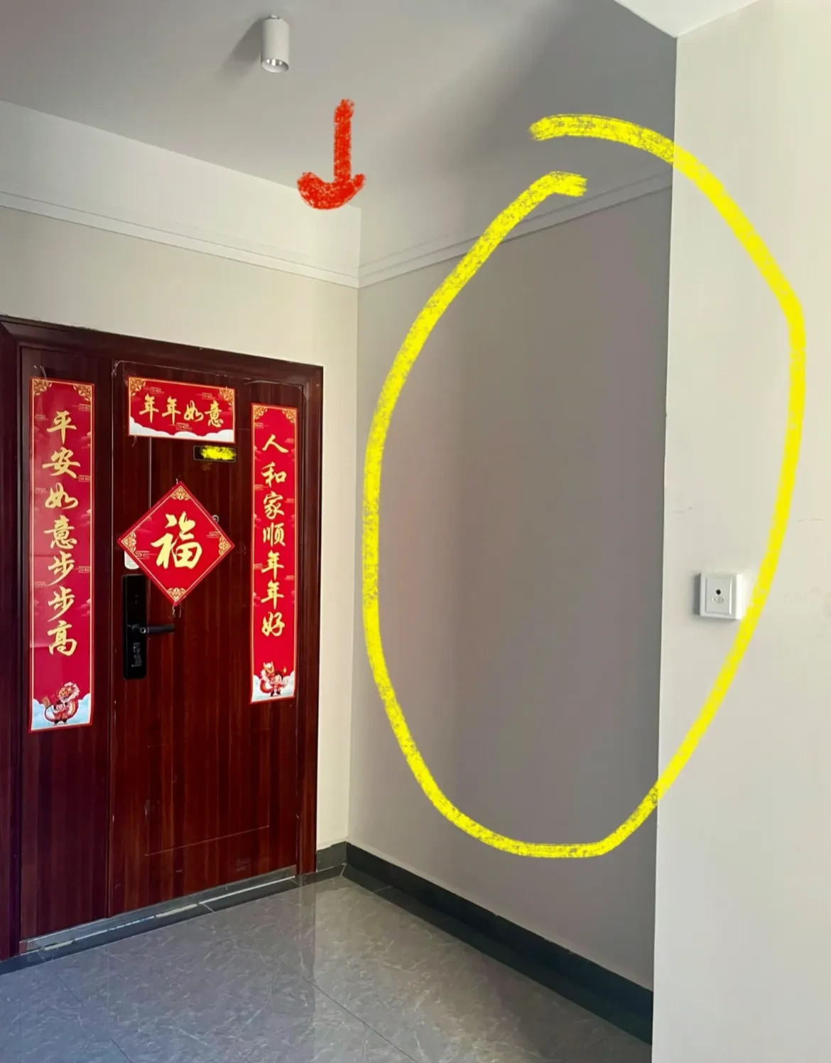 这是我家一梯一户的门口,开发商的设计太奇怪了,明显入户门的门口留了