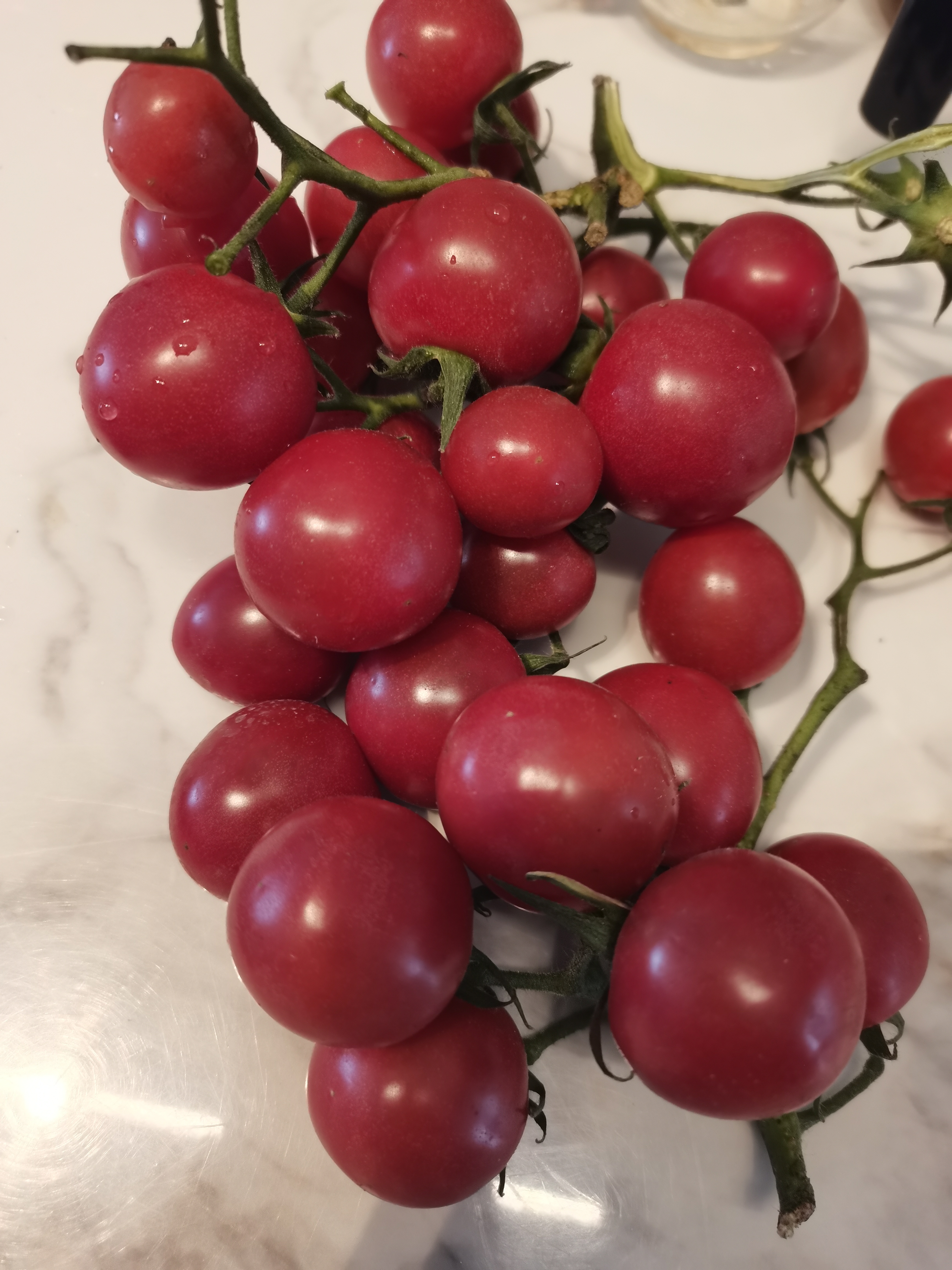 99元,转身看到春桃,这不就是小小西红柿吗?但是要18.9元一公斤.