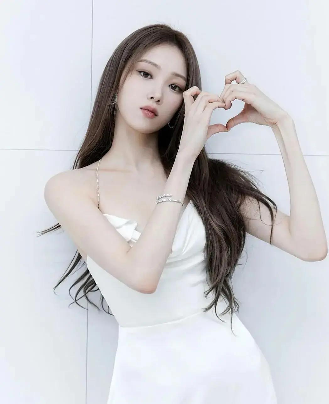 她是出身贫困的南韩第一腿精,曾被怀疑与前任南柱赫转为地下恋情