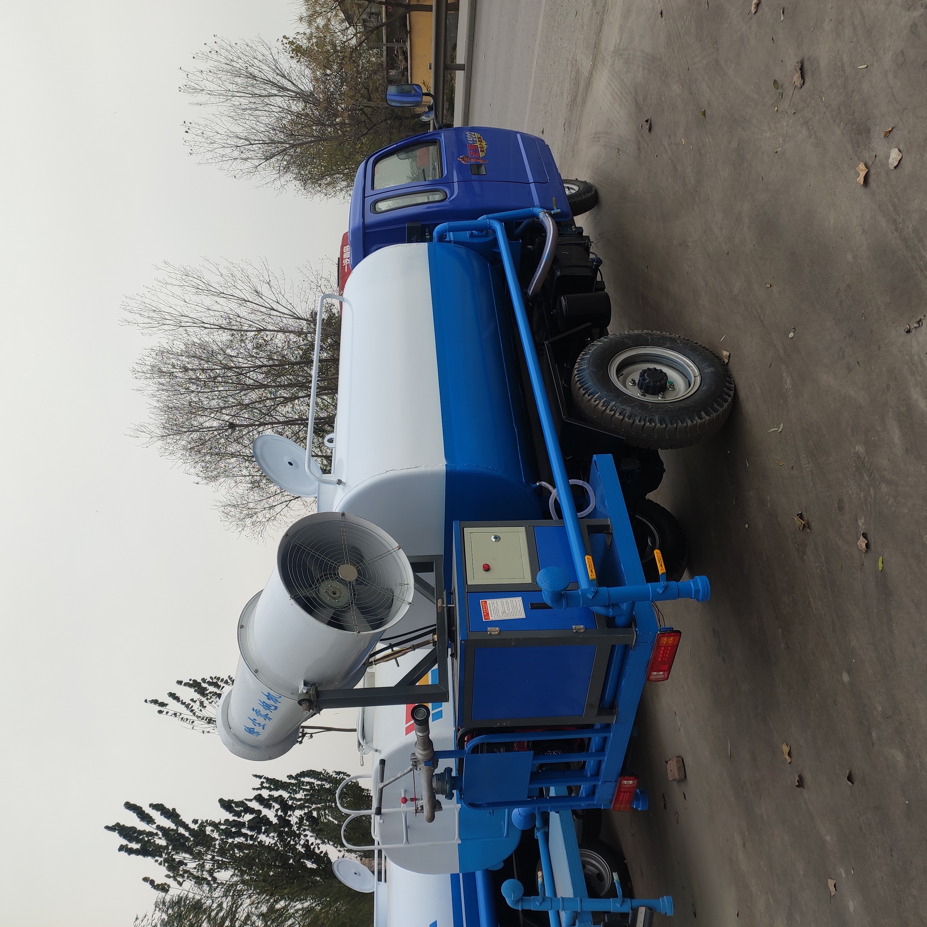 双鸭山电动洒水车雾炮车洒水车5吨价格解放