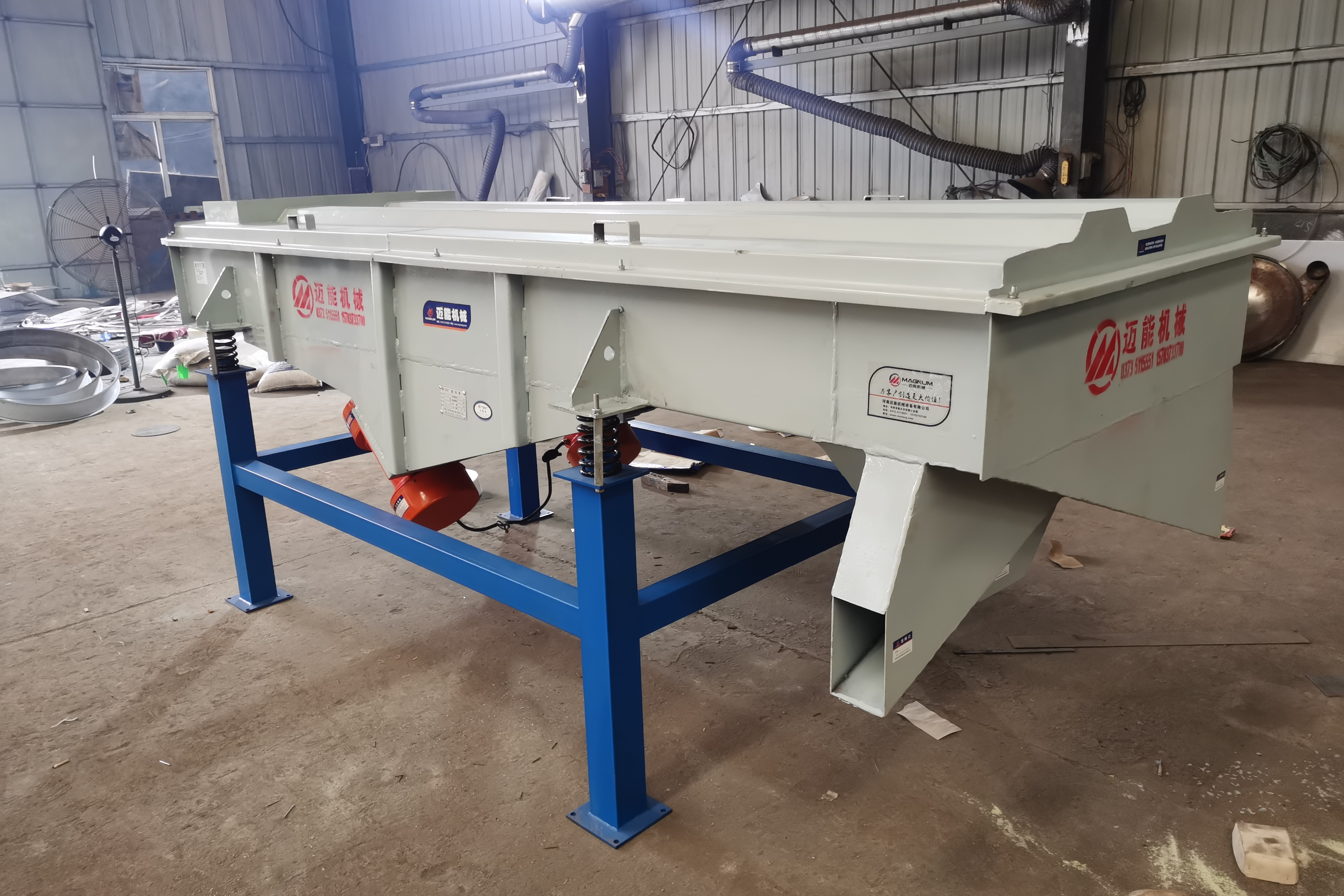 塑料颗粒方形振动筛是高效,精准的筛分设备,适用于塑料加工等行业.