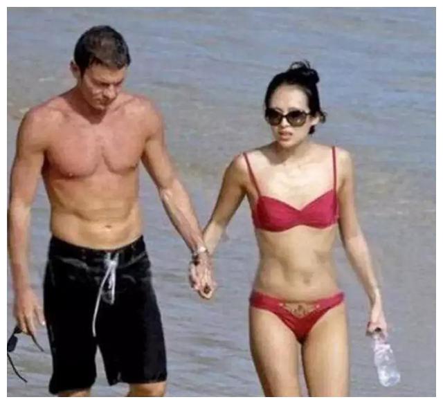 章子怡绝美旧照,海边叠罗汉成经典,重温美好时光!