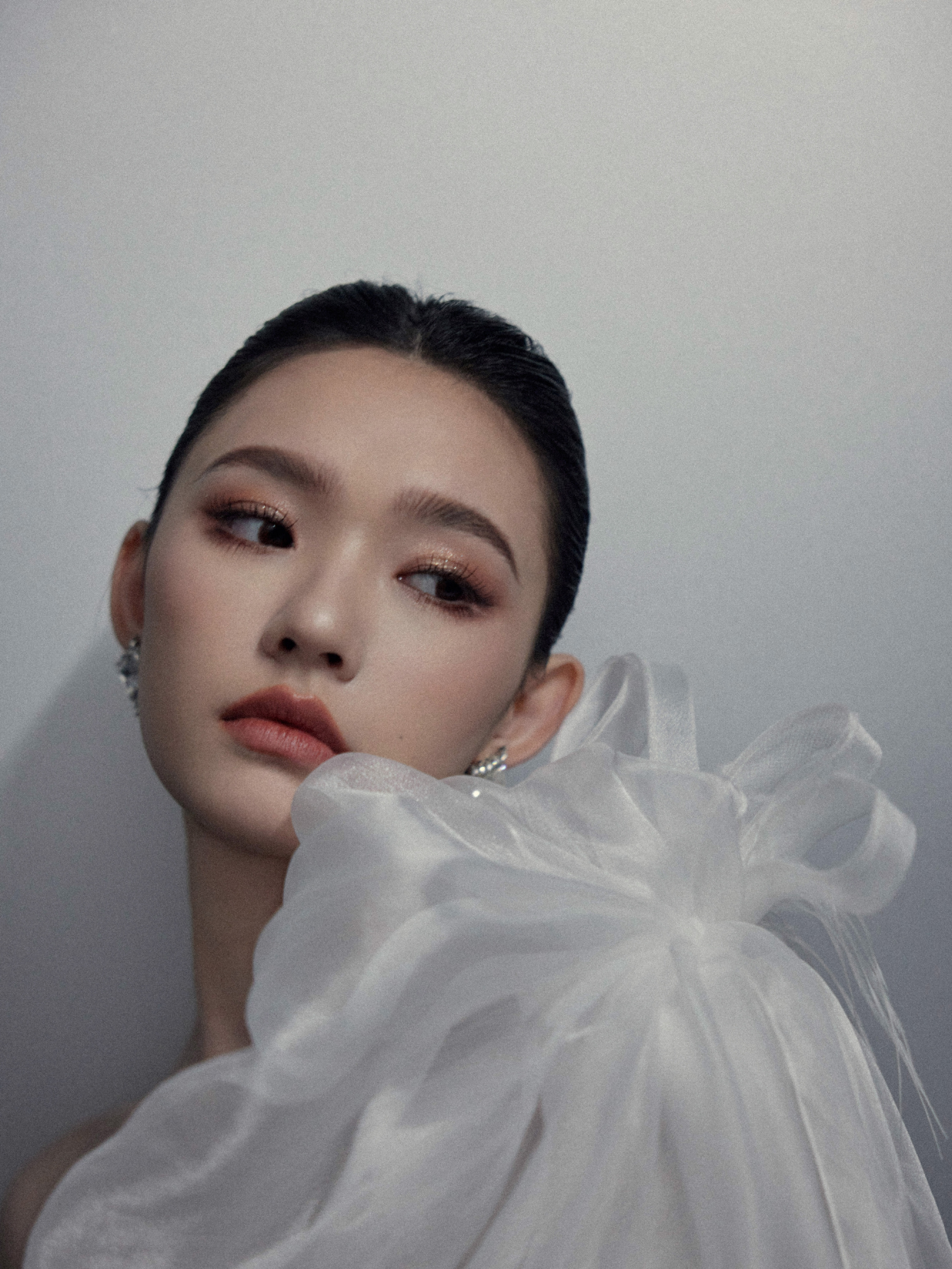 林允纯白写真照清新雅致,抹胸短裙展修长美腿,妆容精致端庄大气