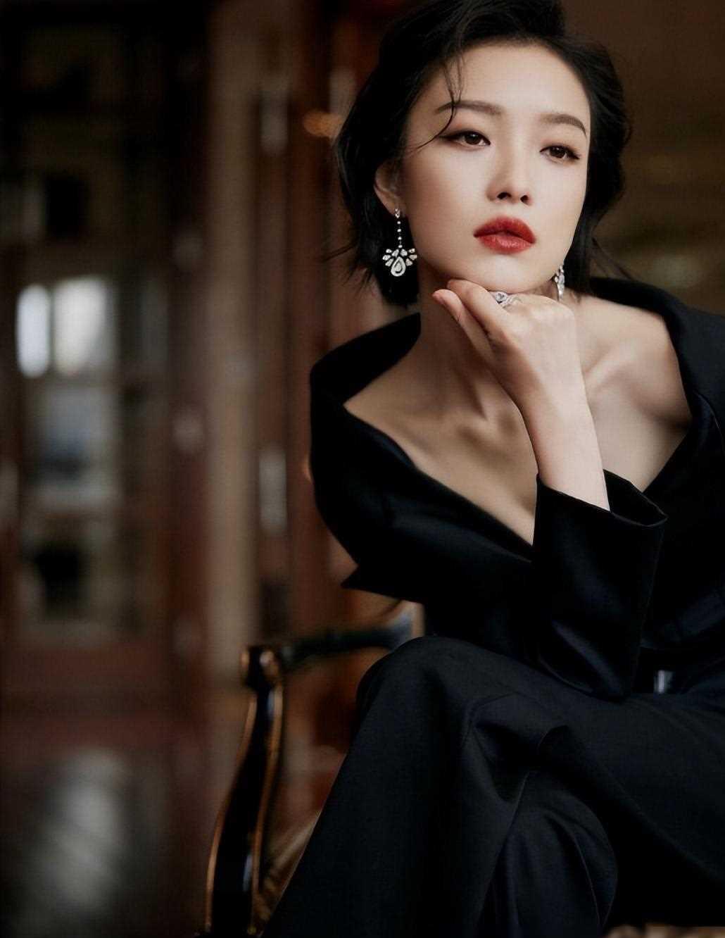 倪妮,关晓彤,安妮·海瑟薇:猫系女星的优雅神秘性感与野性诱惑