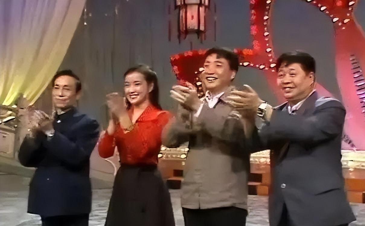 73岁刘晓庆晒出1983年第一届"央视春晚"旧照,确实美得很过分
