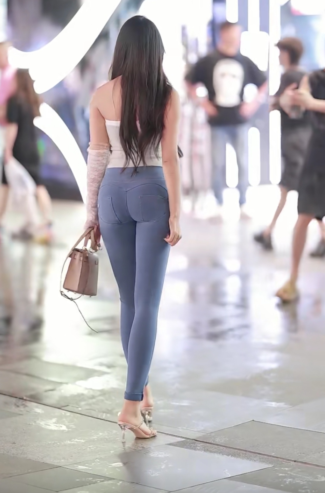 168厘米微胖美女初夏逛街穿搭组合白色裹胸装上衣搭配蓝灰色紧身