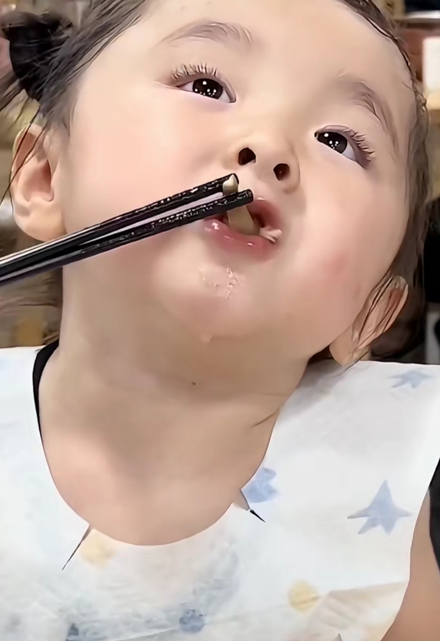 瞧她大口吃肉大口喝汤一点也不挑食的样子,妥妥的就是一个小女汉子